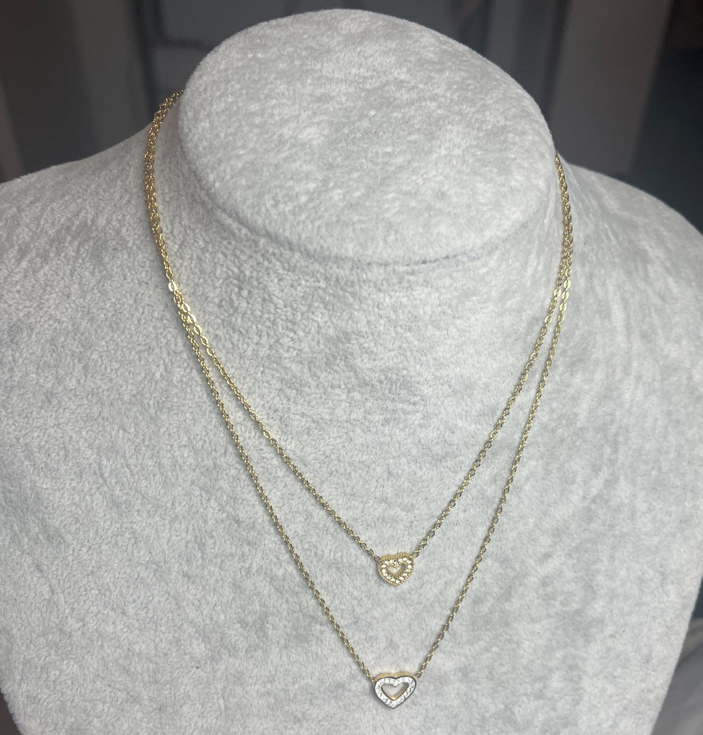 Collana doppio giro color oro con due ciondoli a cuore, in acciaio inossidabile placcato oro