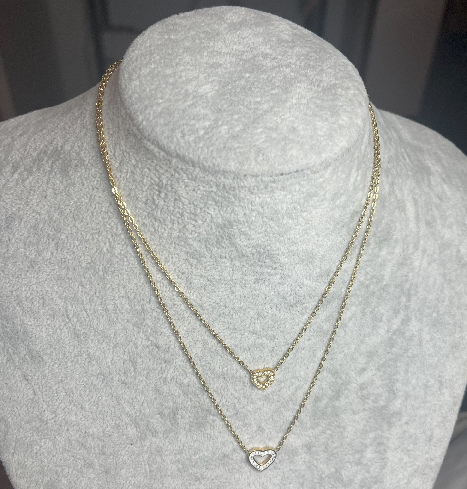 Collana doppio giro color oro con due ciondoli a cuore, in acciaio inossidabile placcato oro
