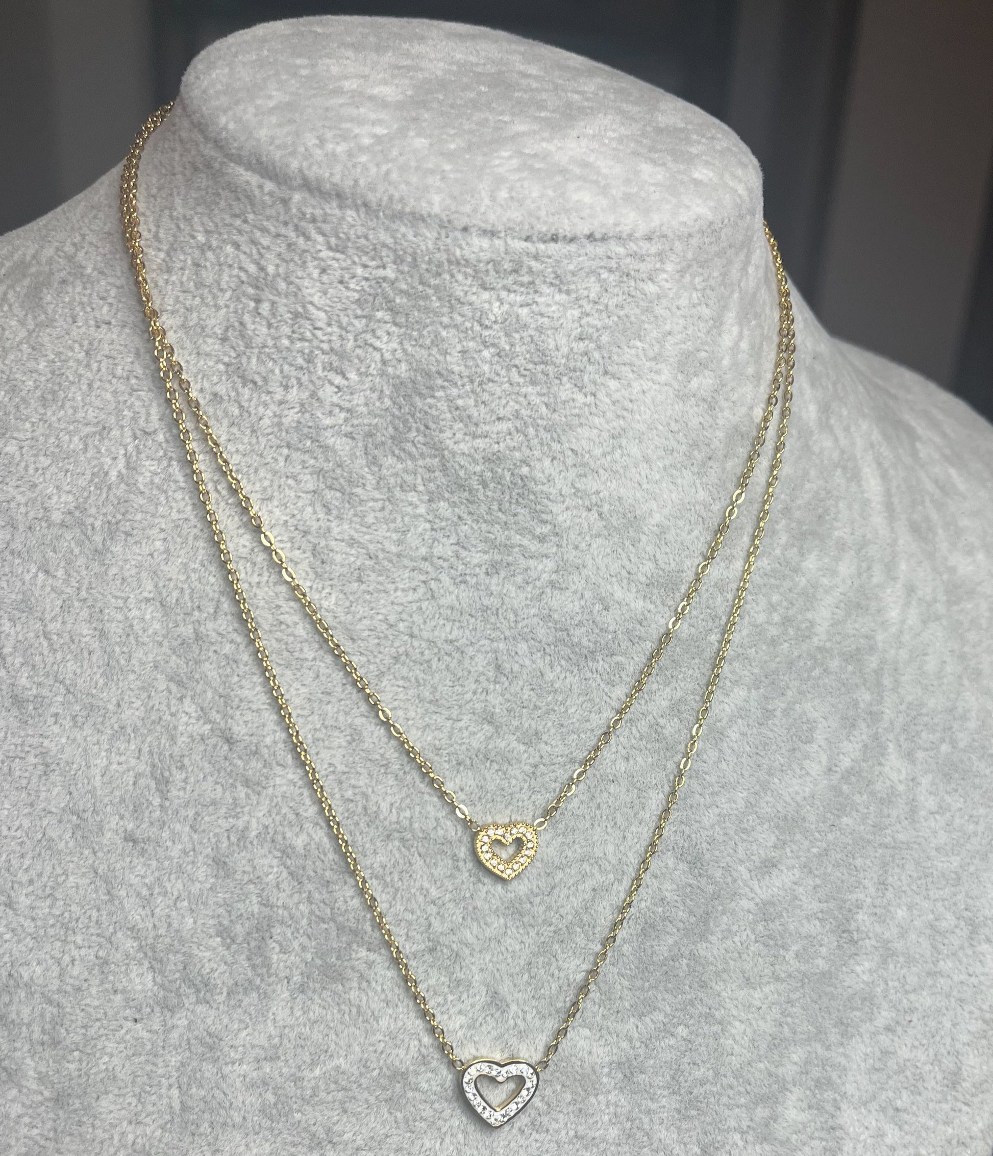 Collana doppio giro color oro con due ciondoli a cuore, in acciaio inossidabile placcato oro