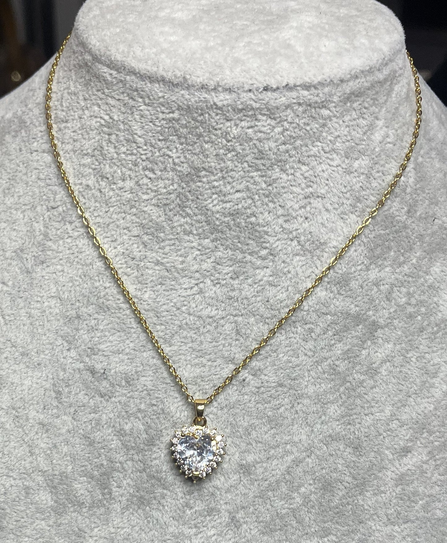 Collana con gemma trasparente