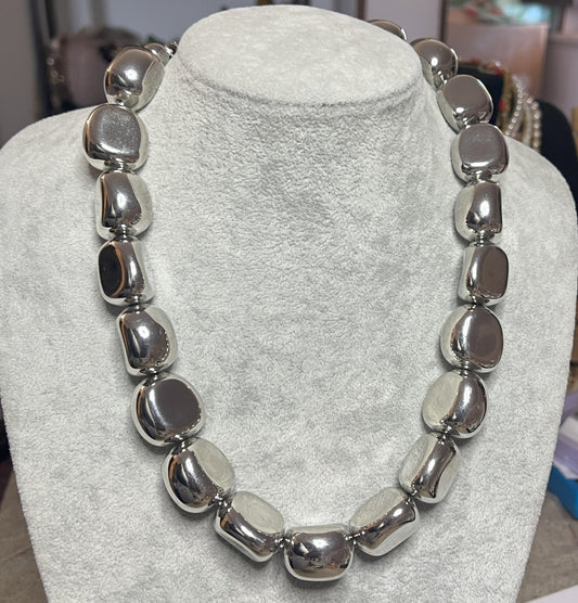 Collana Elementi Ovali Lucidi placcata argento con finitura specchio su busto espositore