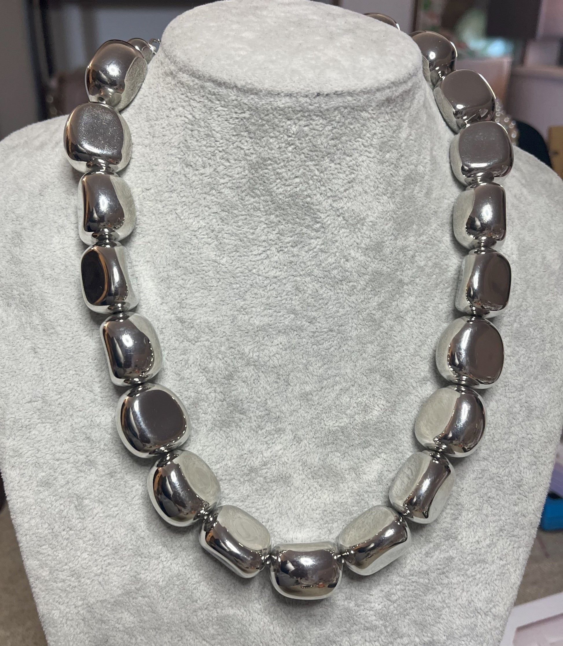 Collana Elementi Ovali Lucidi placcata argento con finitura specchio su busto espositore