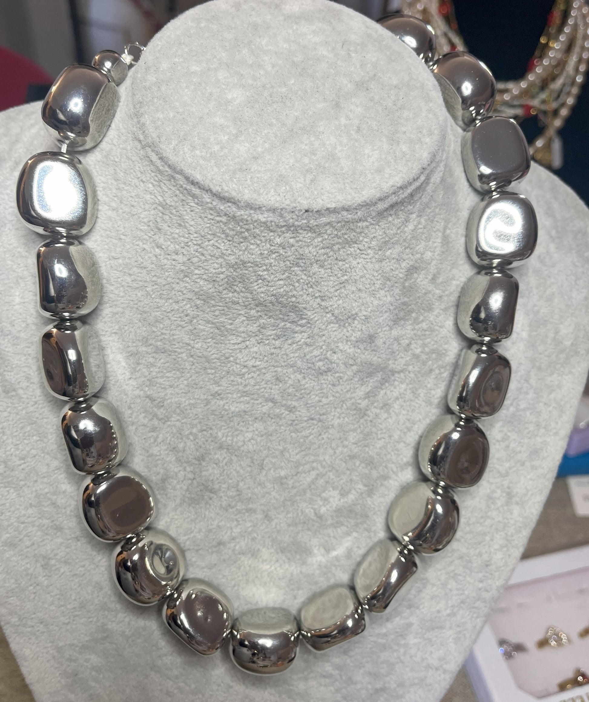 Collana Elementi Ovali Lucidi placcata argento con finitura specchio su busto espositore
