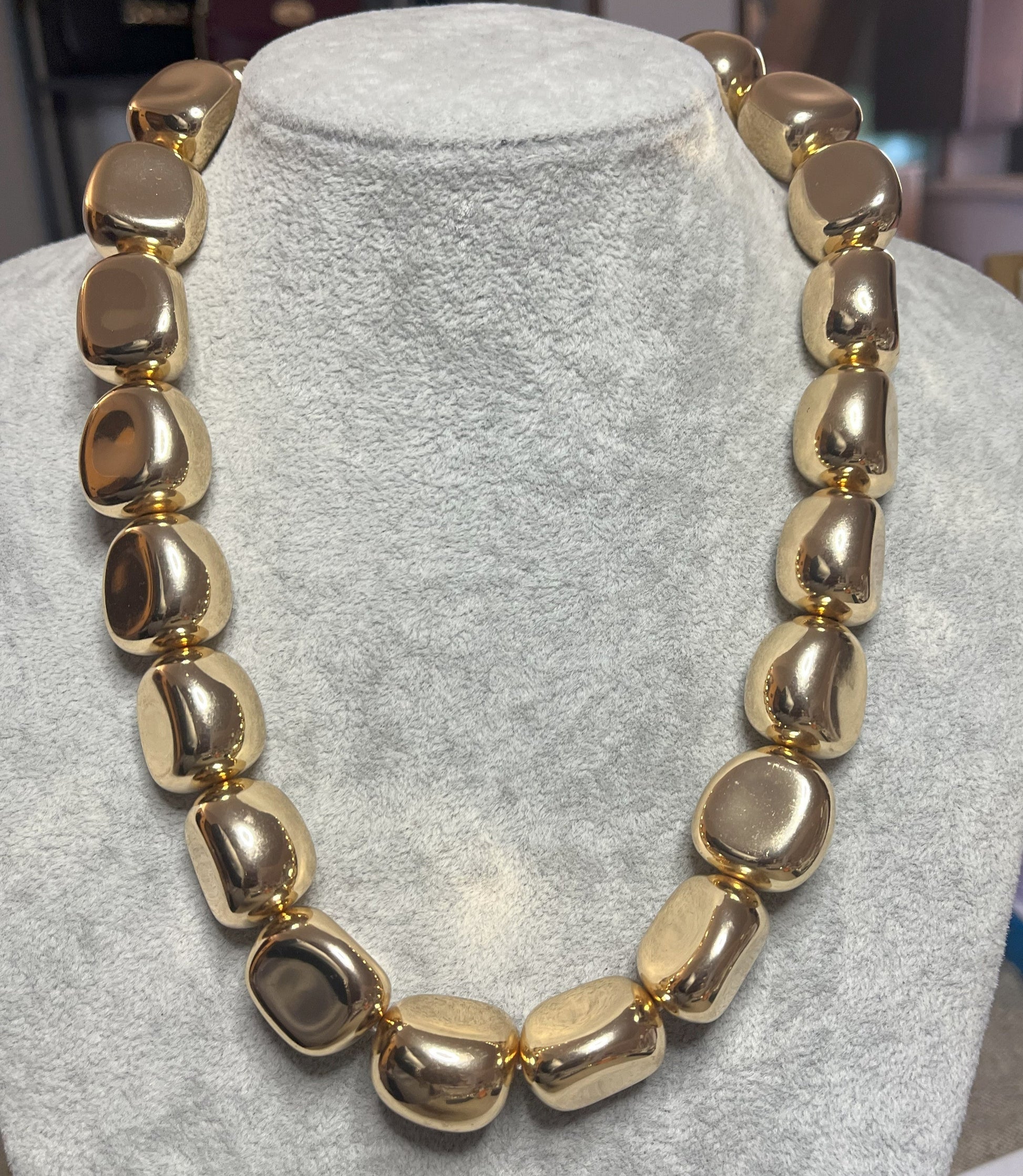 Collana Elementi Ovali Lucidi placcata oro con finitura specchio su busto espositore