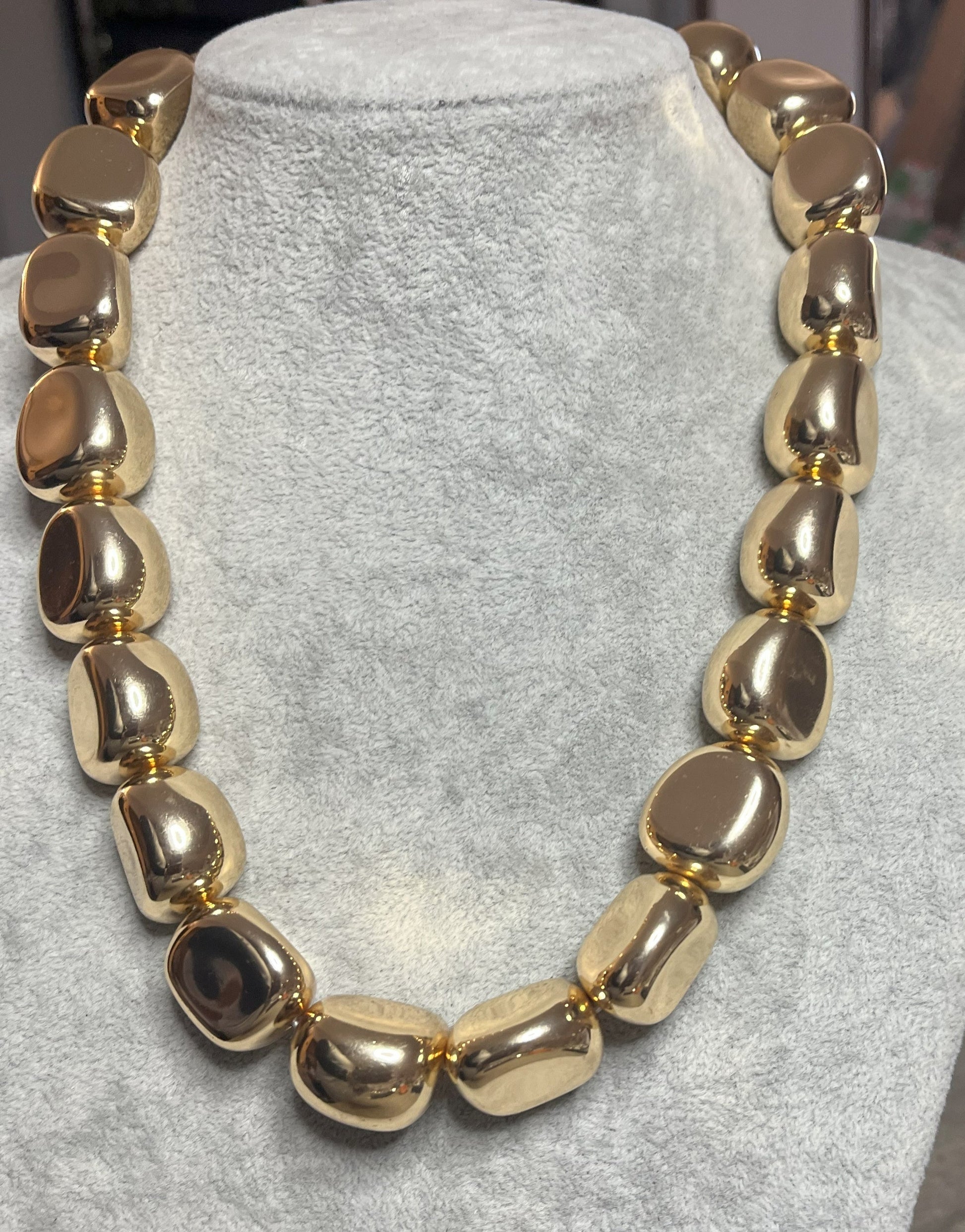 Collana Elementi Ovali Lucidi placcata oro con finitura specchio su busto espositore