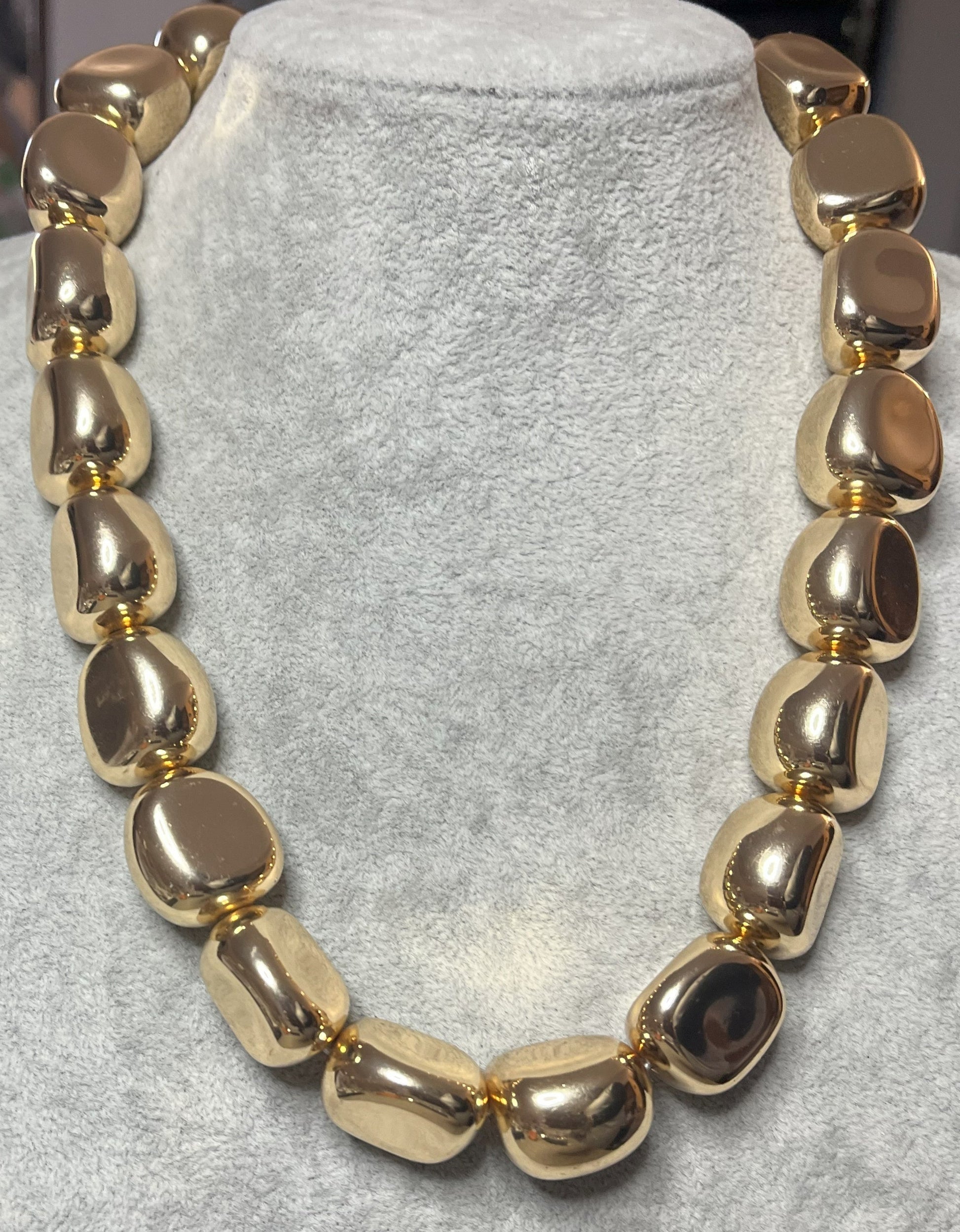 Collana Elementi Ovali Lucidi placcata oro con finitura specchio su busto espositore
