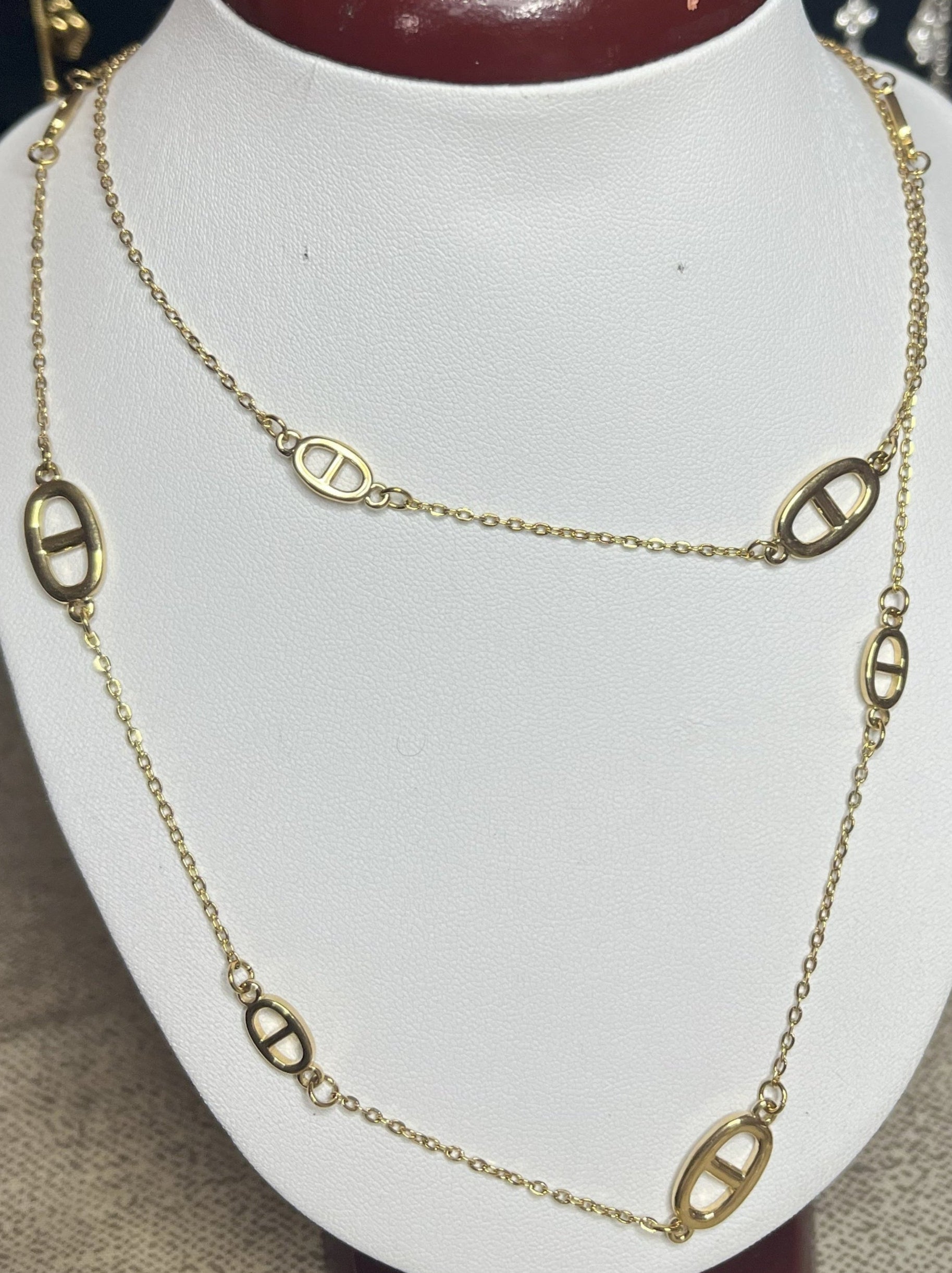 Collana Modern Classic placcata oro su busto espositore - vista frontale con catena a maglie ovali eleganti