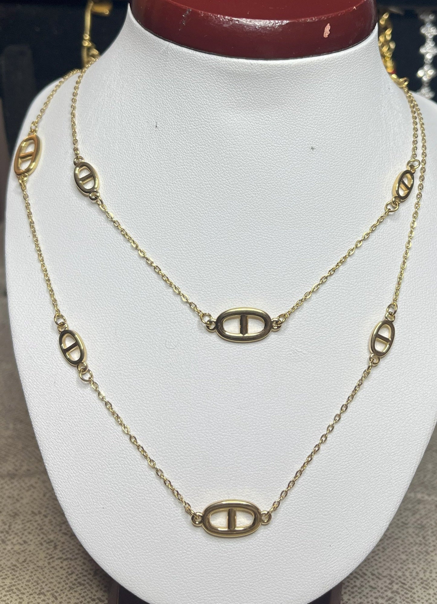 Collana Modern Classic placcata oro su busto espositore - vista frontale con catena a maglie ovali eleganti
