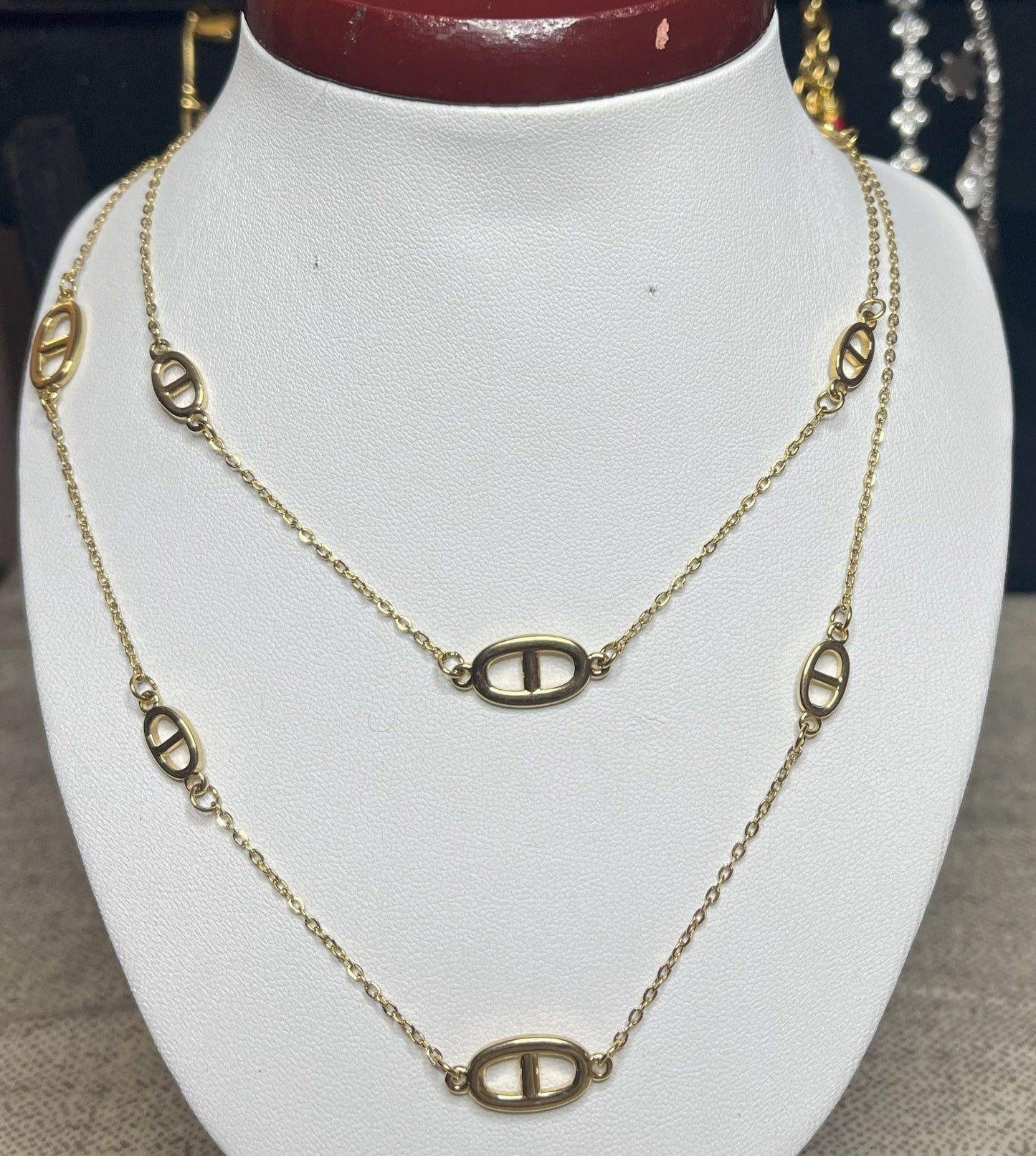 Collana Modern Classic placcata oro su busto espositore - vista frontale con catena a maglie ovali eleganti