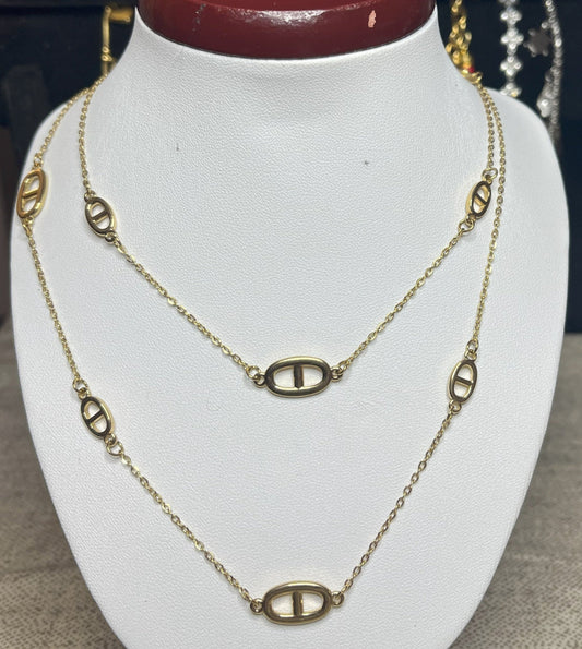 Collana Modern Classic placcata oro su busto espositore - vista frontale con catena a maglie ovali eleganti