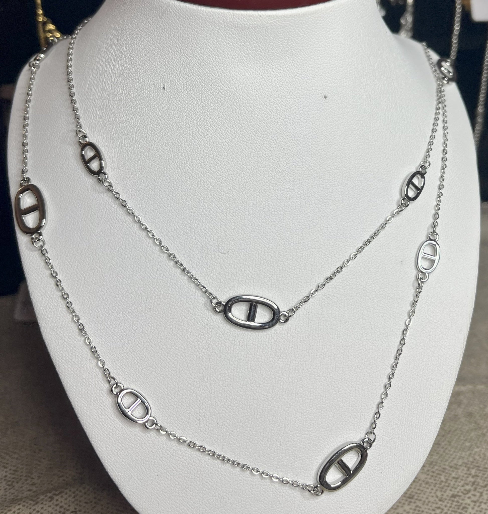 Collana Modern Classic placcata argento su busto espositore - vista frontale con catena a maglie ovali eleganti