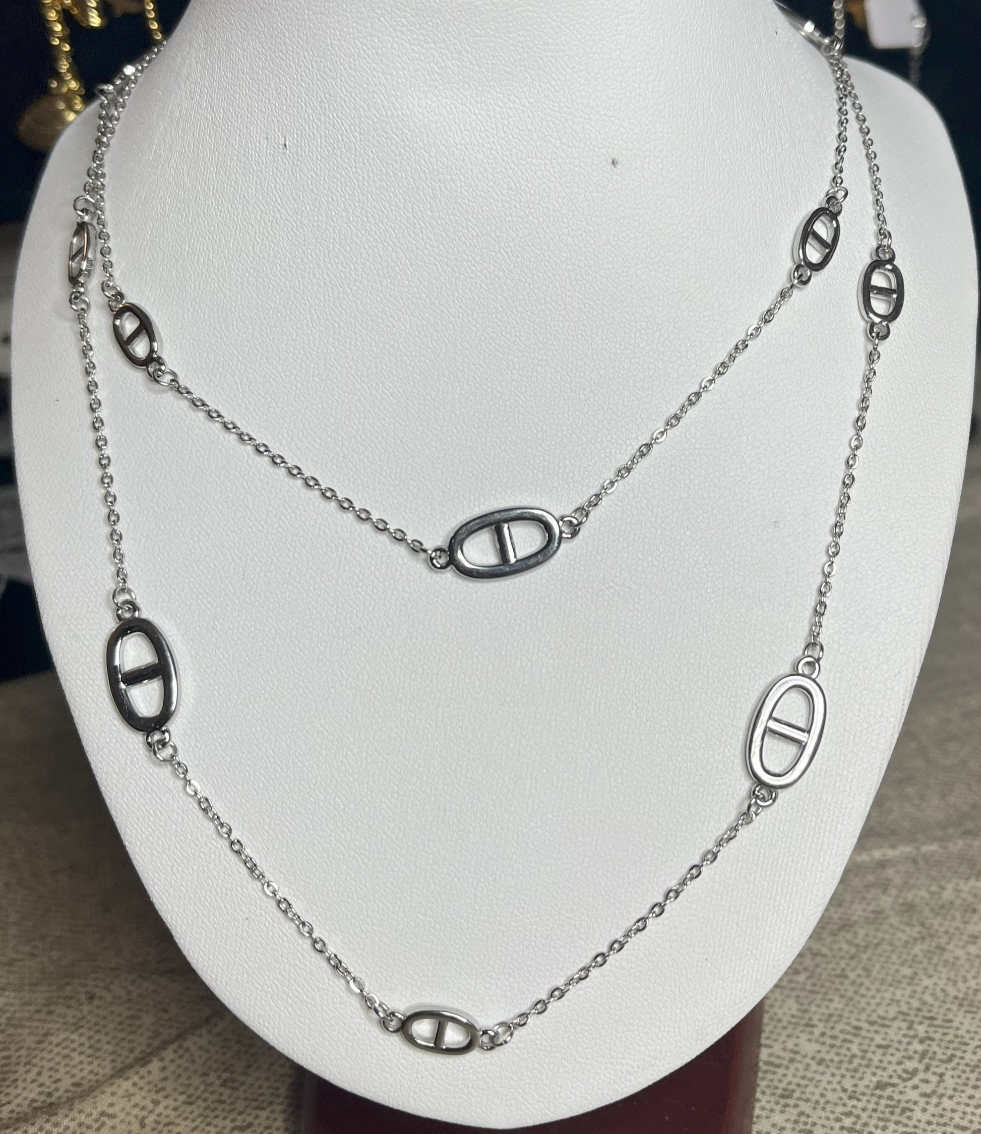 Collana Modern Classic placcata argento su busto espositore - vista frontale con catena a maglie ovali eleganti