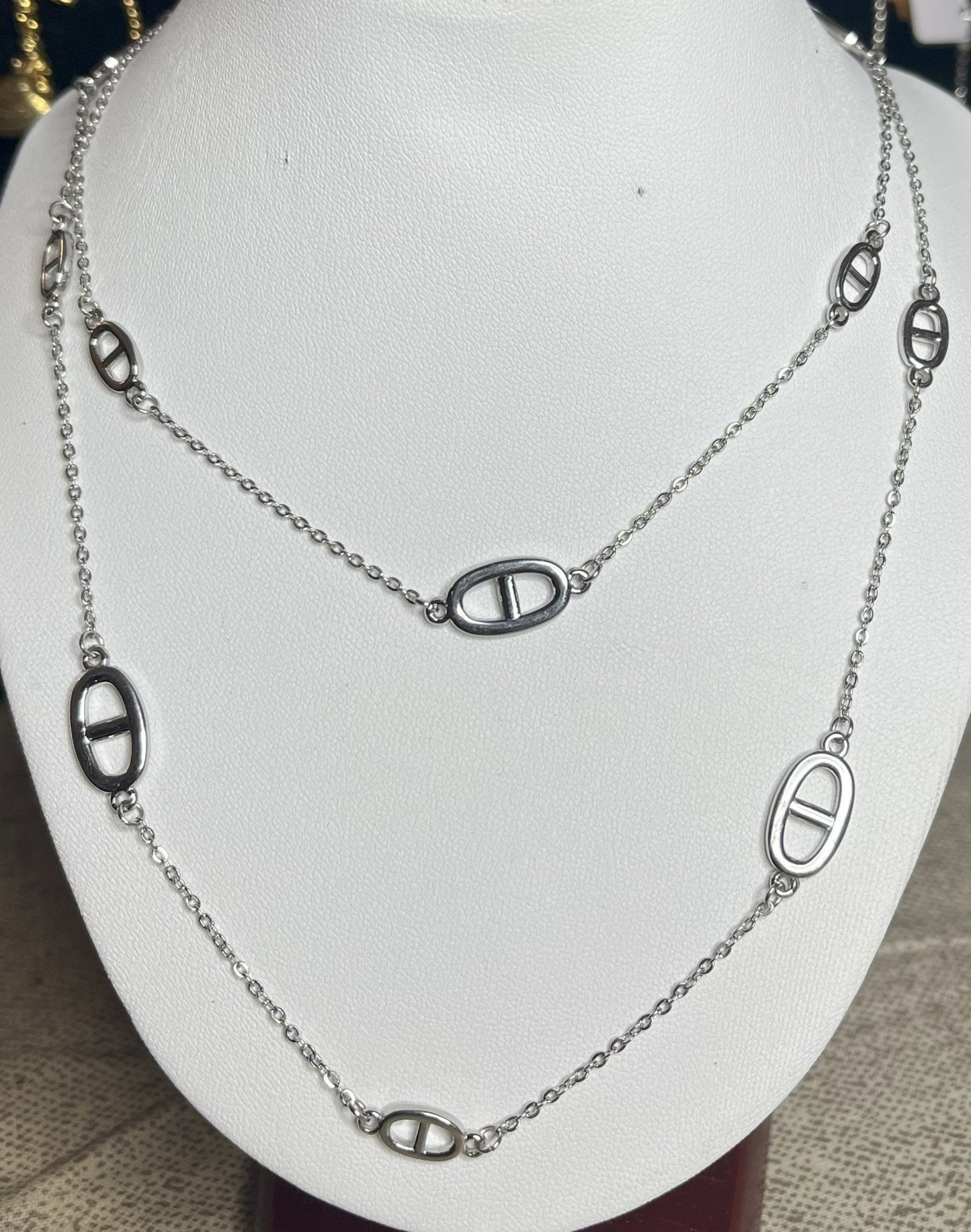 Collana Modern Classic placcata argento su busto espositore - vista frontale con catena a maglie ovali eleganti