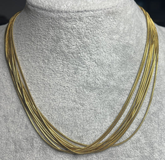 Collana multisnake dorata in acciaio su busto espositore