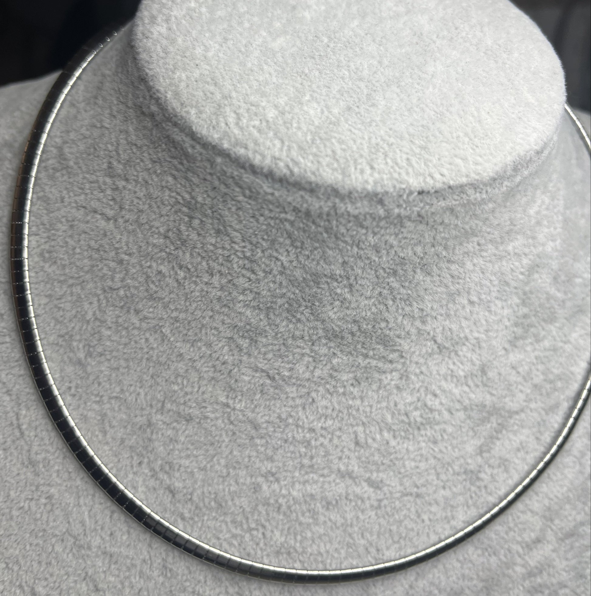 Collana Omega Serpentina Argento elegante su busto espositore