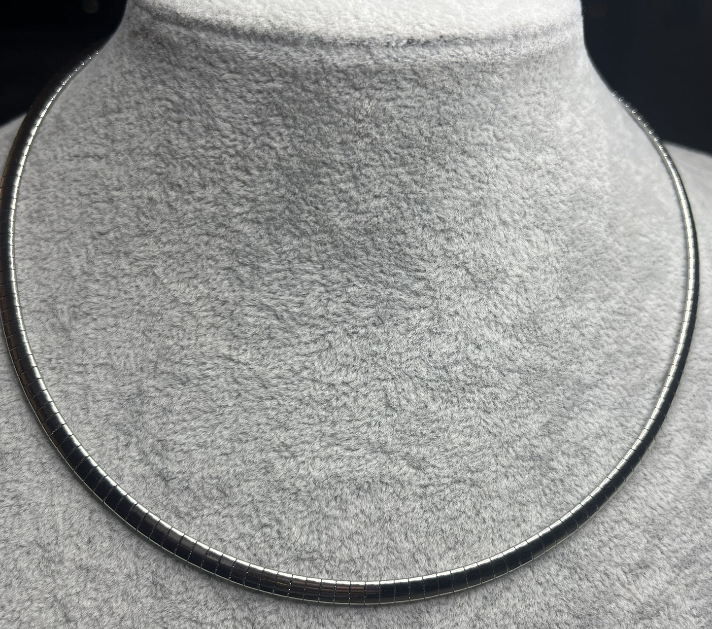 Collana Omega Serpentina Argento elegante su busto espositore