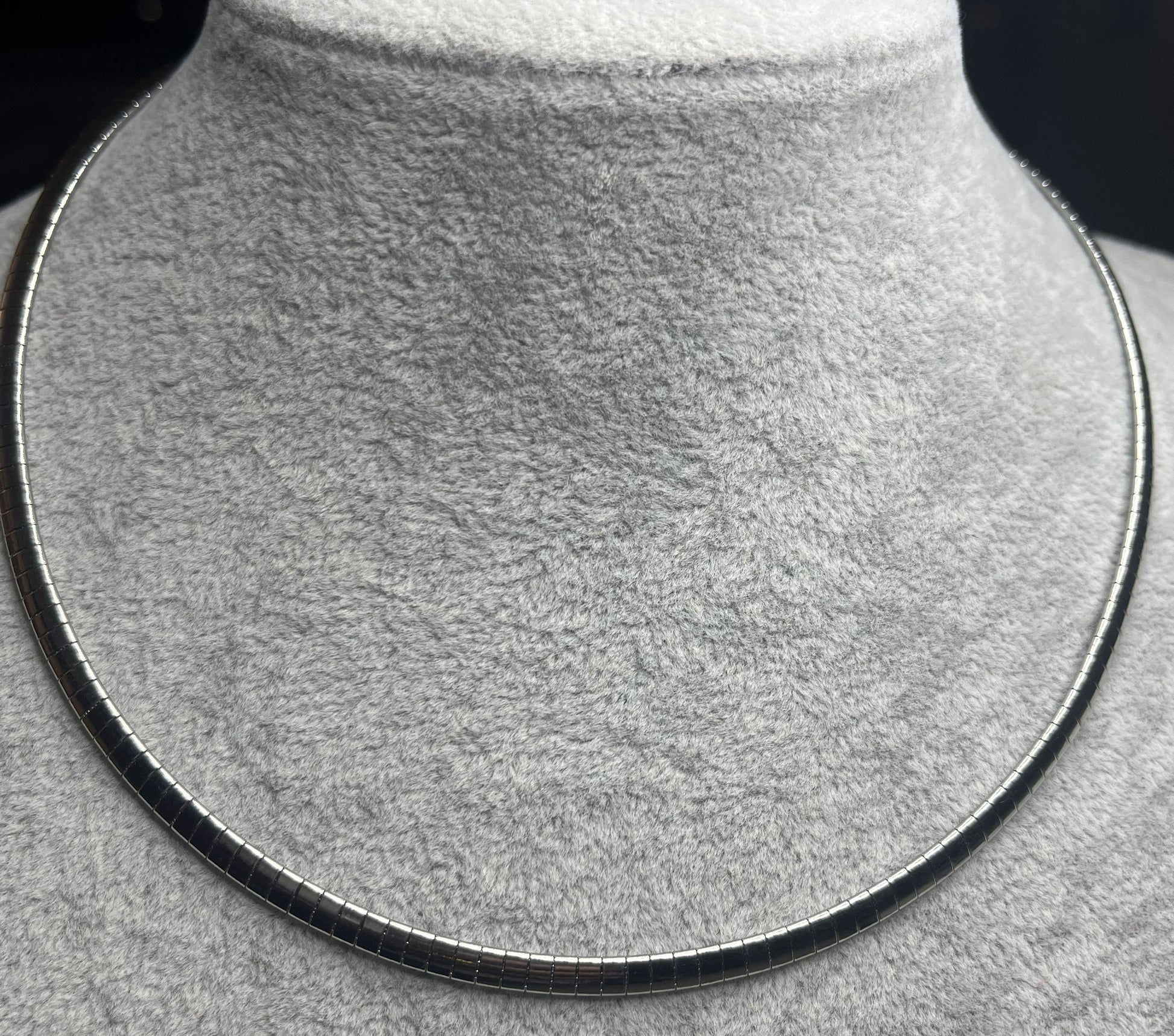 Collana Omega Serpentina Argento elegante su busto espositore