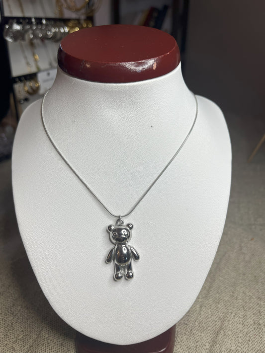 Collana Orsetto dei Sogni in acciaio premium con delicato ciondolo orsetto, variante placcato argento, esposta su busto espositore