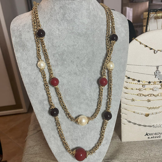 Collana Sfere Preziose Multi - design multi-strand con perle nere, bianche e rosse su busto
