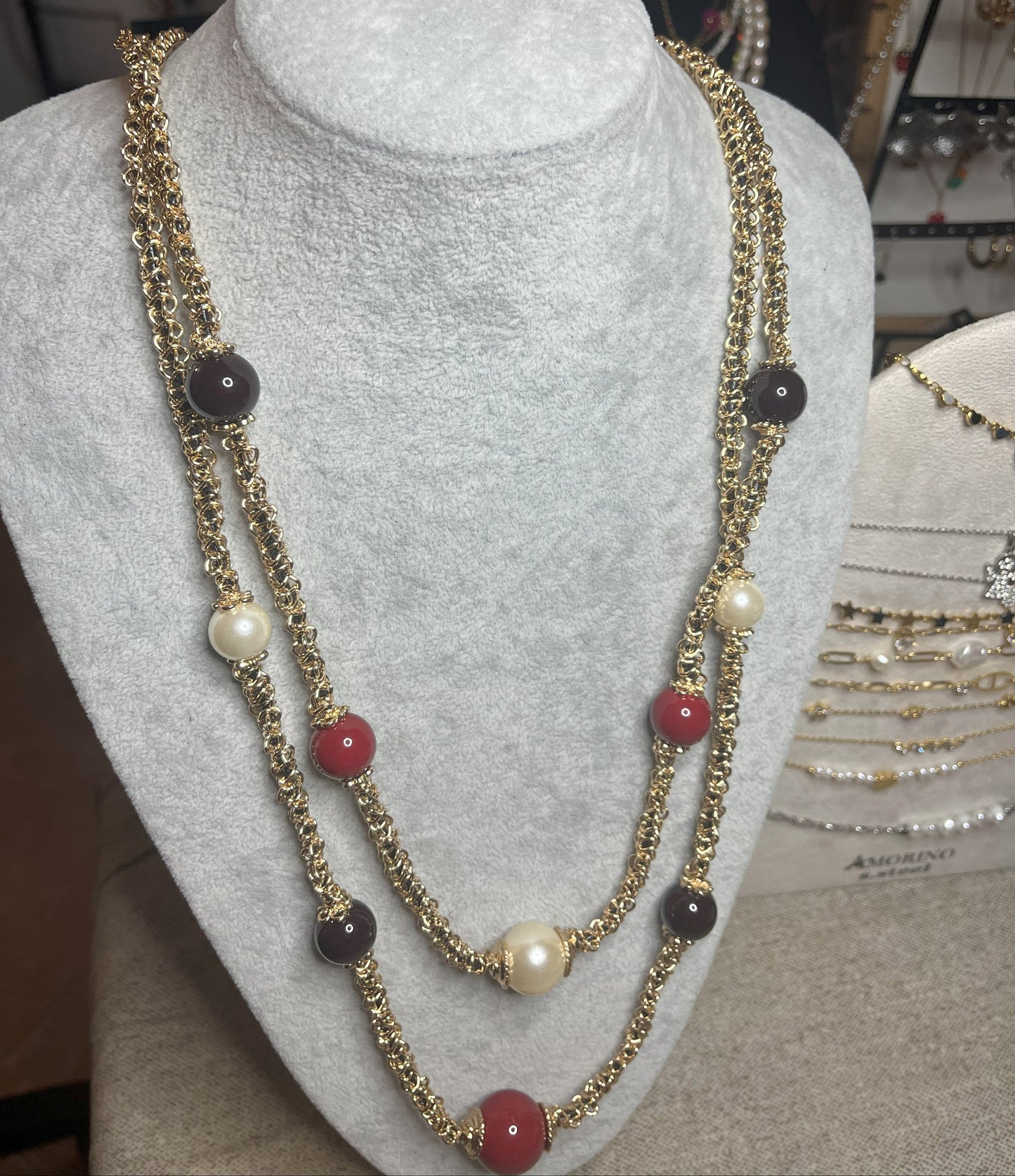 Collana Perle Preziose Multi - design multi-strand con perle nere, bianche e rosse su busto