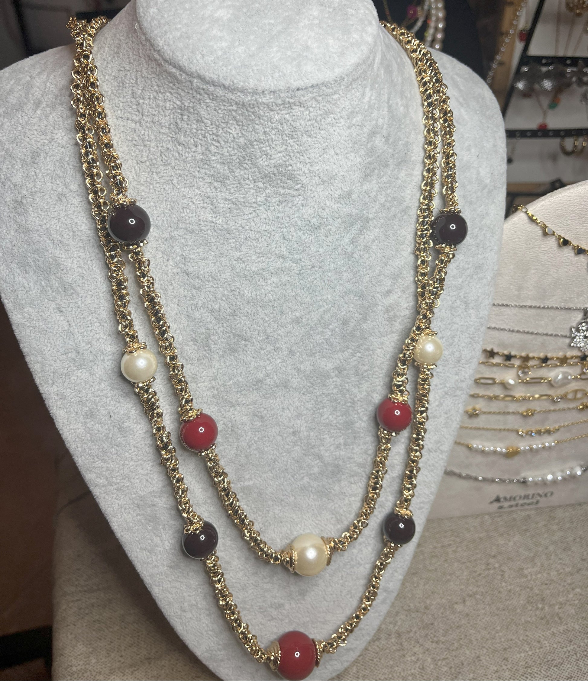 Collana Perle Preziose Multi - design multi-strand con perle nere, bianche e rosse su busto