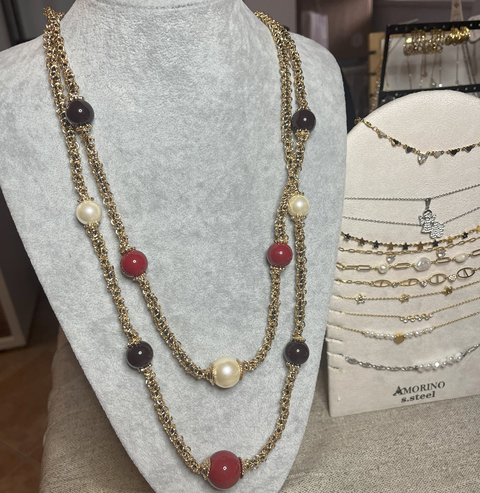 Collana Perle Preziose Multi - design multi-strand con perle nere, bianche e rosse su busto