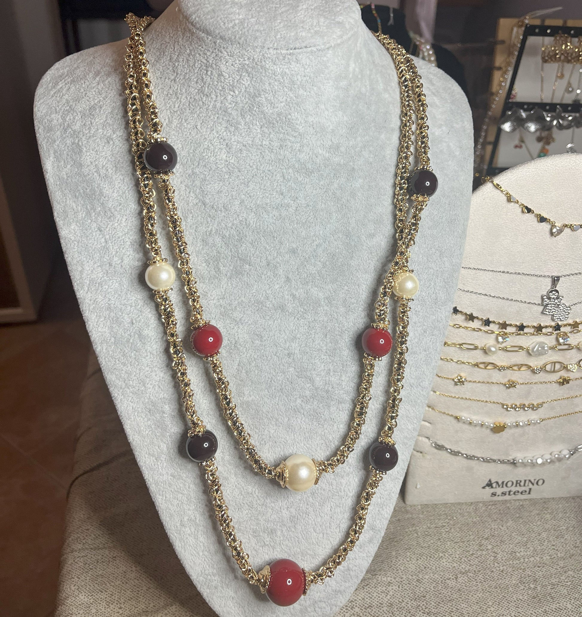Collana Perle Preziose Multi - design multi-strand con perle nere, bianche e rosse su busto