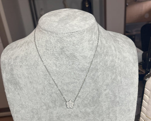 Collana Stellina Silver - elegante ciondolo stellina brillante su catena silver, gioiello minimalista su busto espositore
