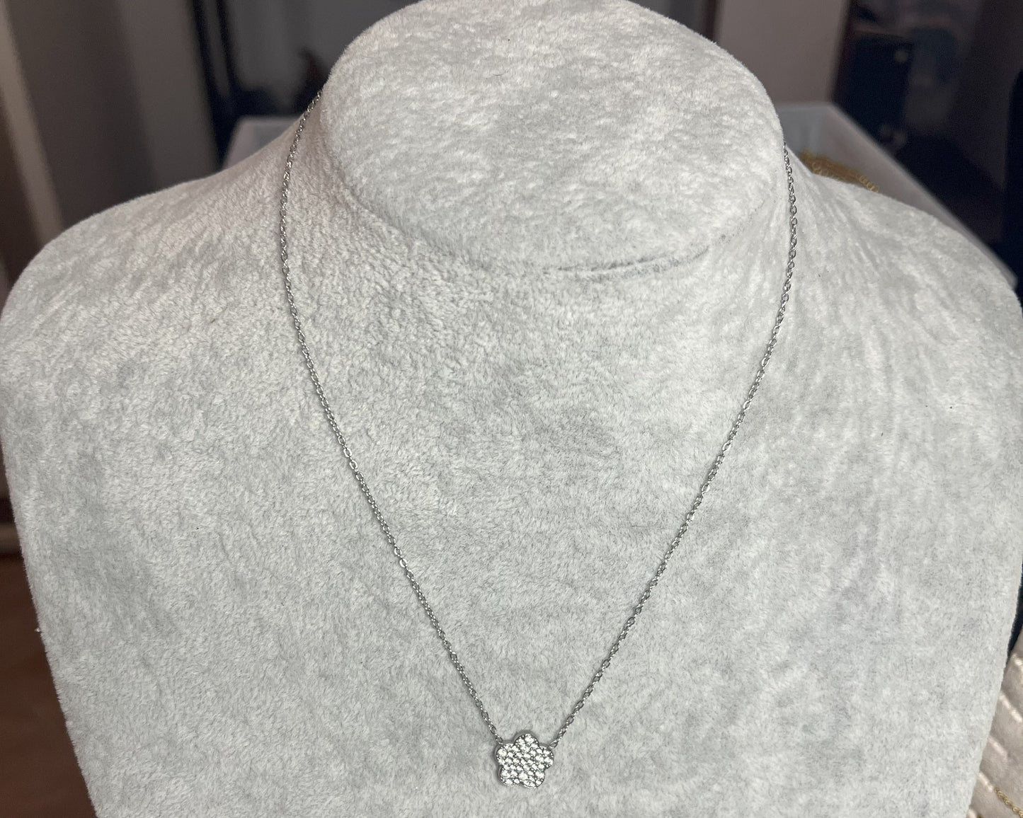 Collana Stellina Silver - elegante ciondolo stellina brillante su catena silver, gioiello minimalista su busto espositore