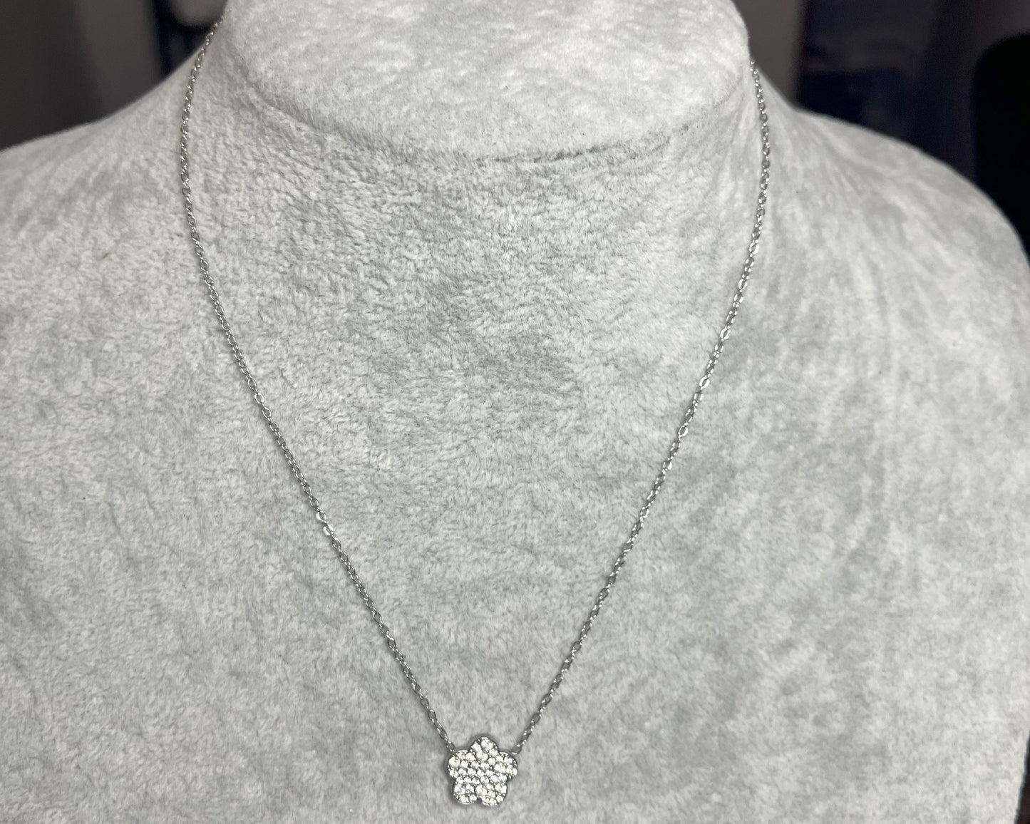 Collana Stellina Silver - elegante ciondolo stellina brillante su catena silver, gioiello minimalista su busto espositore