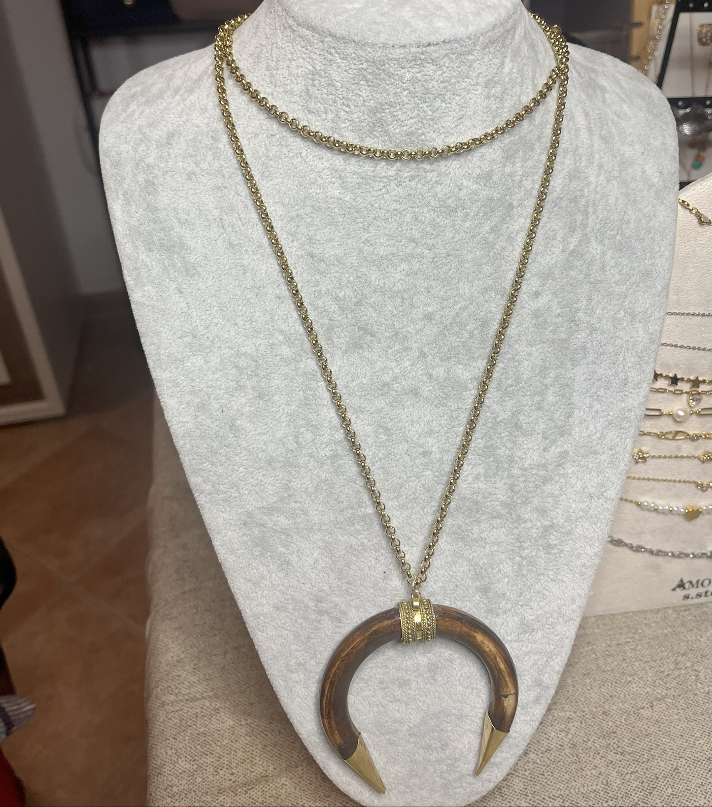 Collana Texana 2 Corni - pendente in osso naturale con catena oro su busto