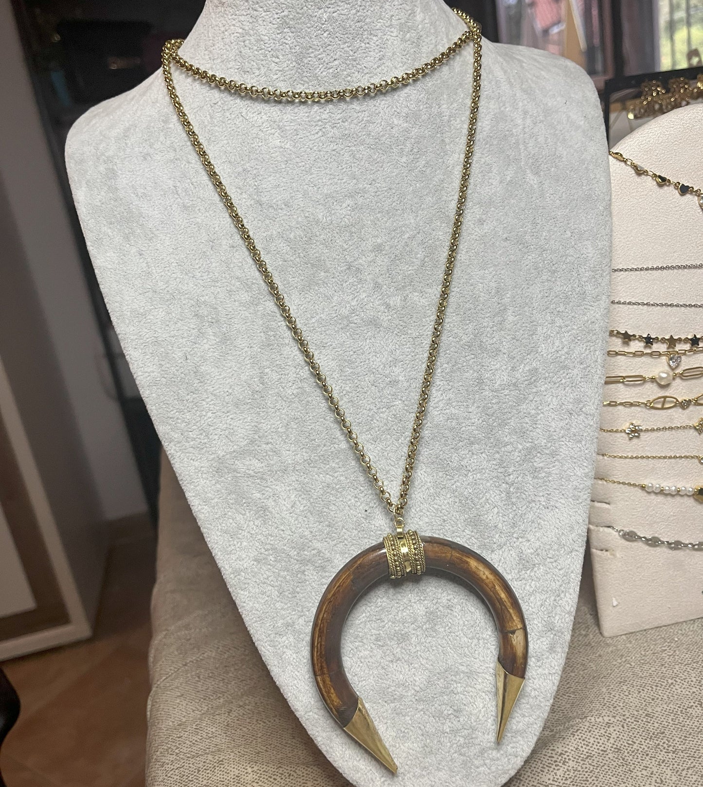 Collana Texana 2 Corni - pendente in osso naturale con catena oro su busto
