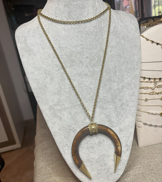 Collana Texana 2 Corni - pendente in osso naturale con catena oro su busto