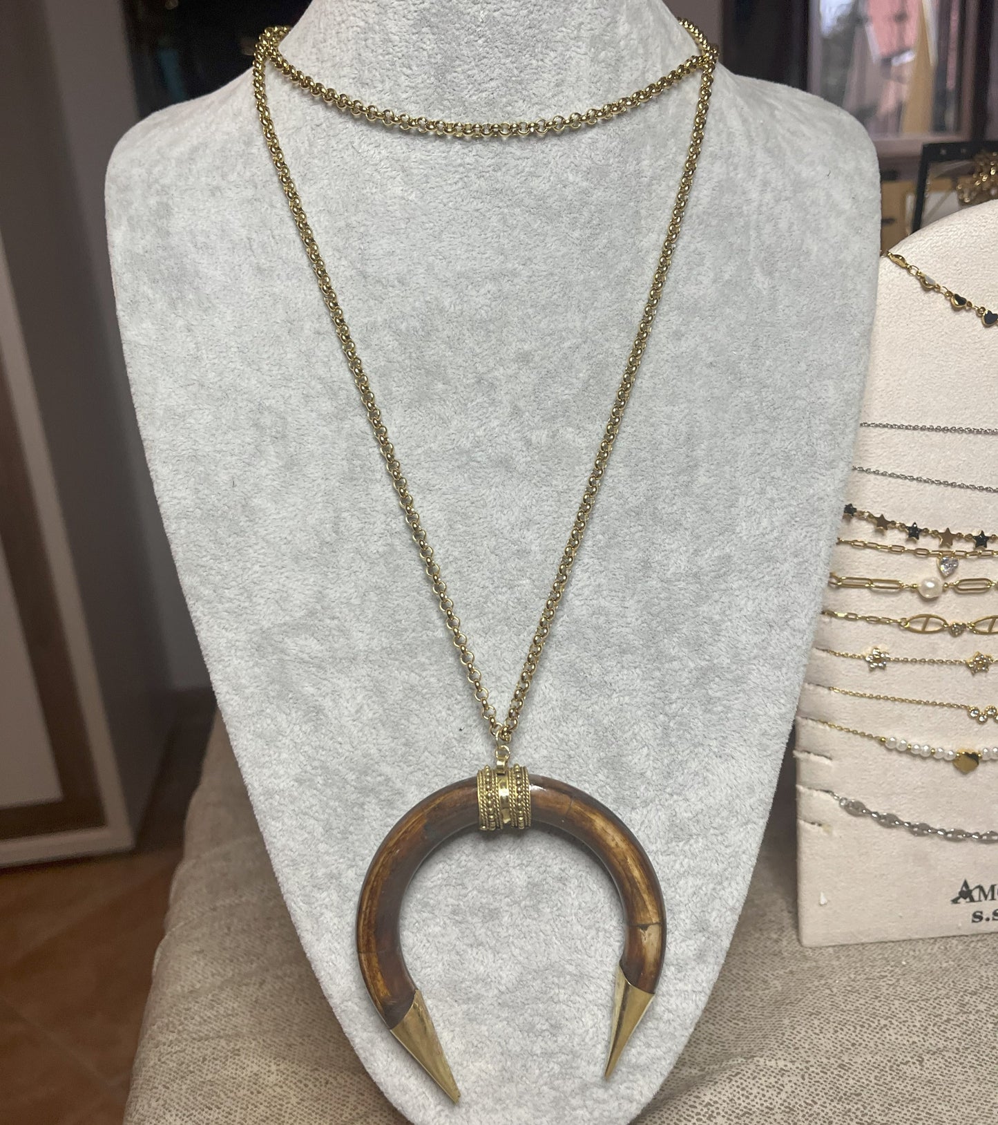 Collana Texana 2 Corni - pendente in osso naturale con catena oro su busto