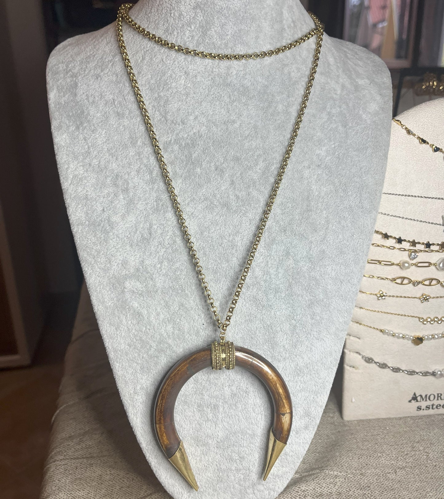 Collana Texana 2 Corni - pendente in osso naturale con catena oro su busto
