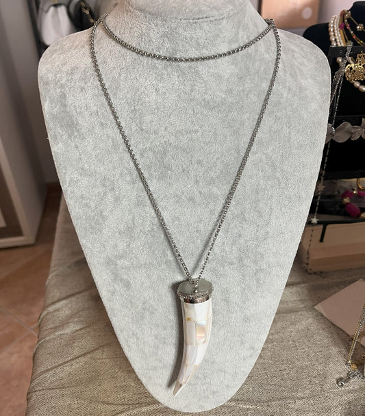 Collana Arcangelo con ciondolo corno in acciaio premium placcato argento su espositore grigio