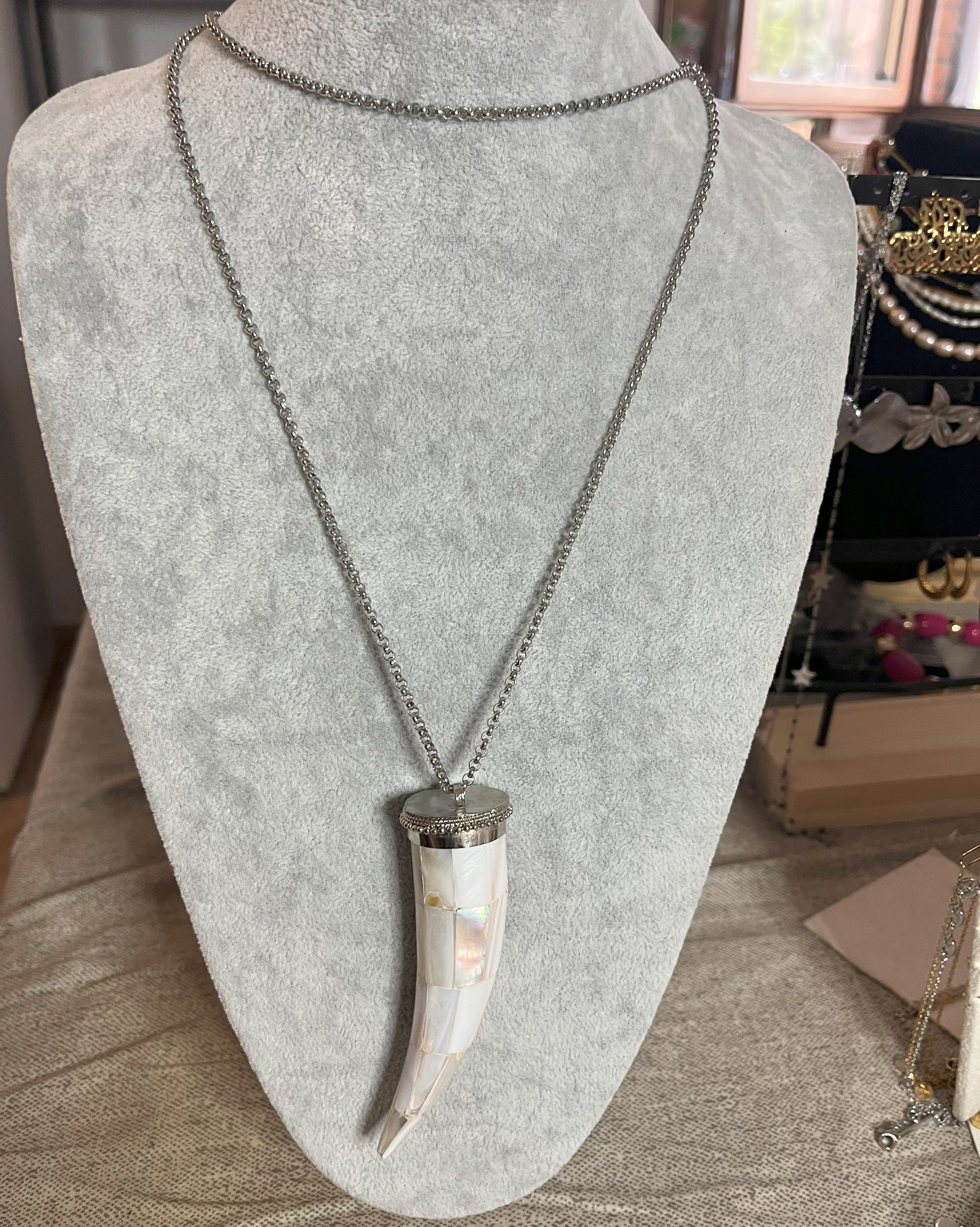 Collana Arcangelo con ciondolo corno in acciaio premium placcato argento su espositore grigio