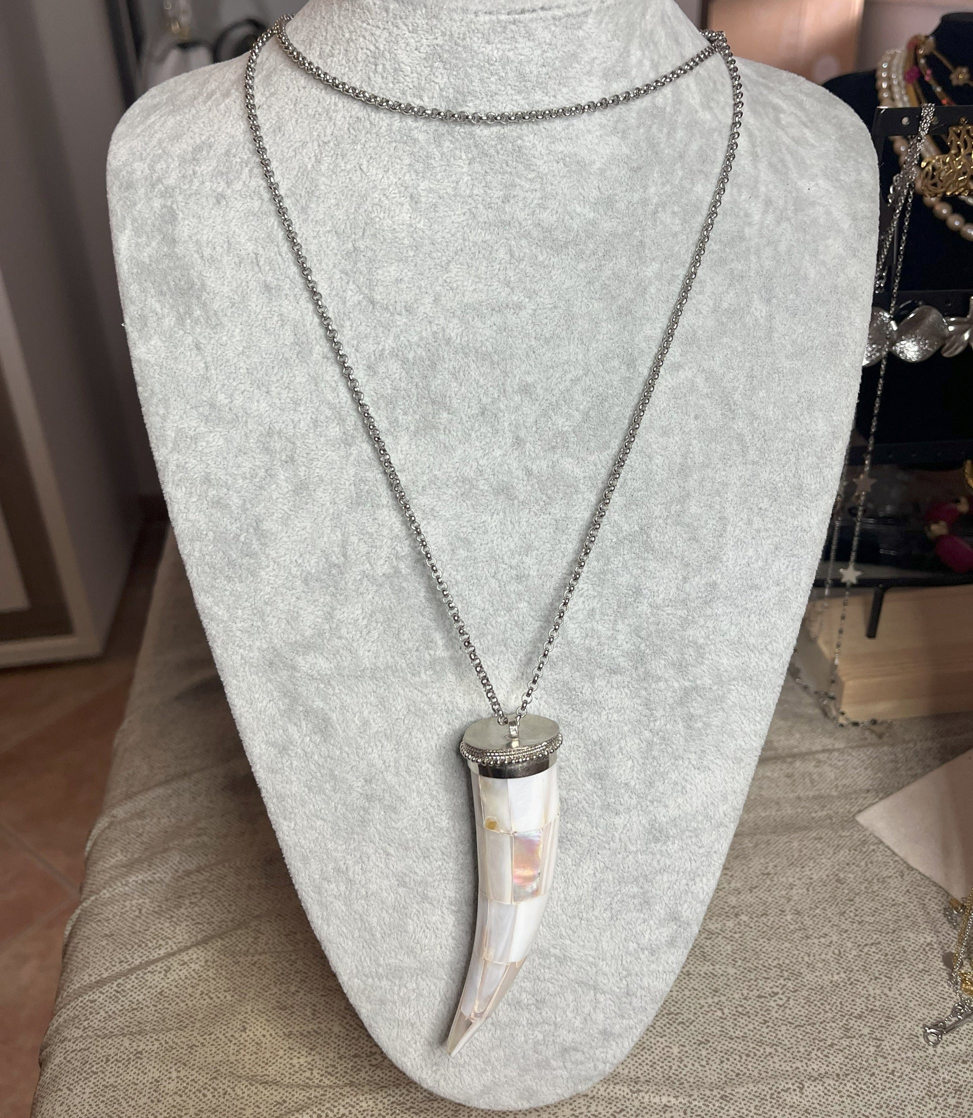 Collana Arcangelo con ciondolo corno in acciaio premium placcato argento su espositore grigio
