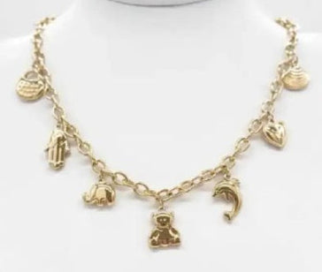 Collana con catena in acciaio e multipli charms pendenti di diverse forme, esposta su busto bianco
