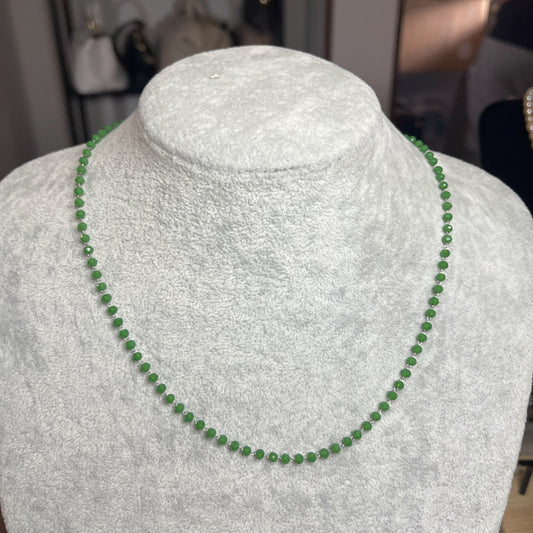 collana di perline verde su busto chiaro