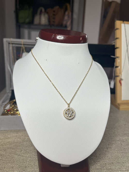 Collana Wish con elegante ciondolo quadrifoglio dorato e dettagli scintillanti, esposta su busto porta gioielli bianco