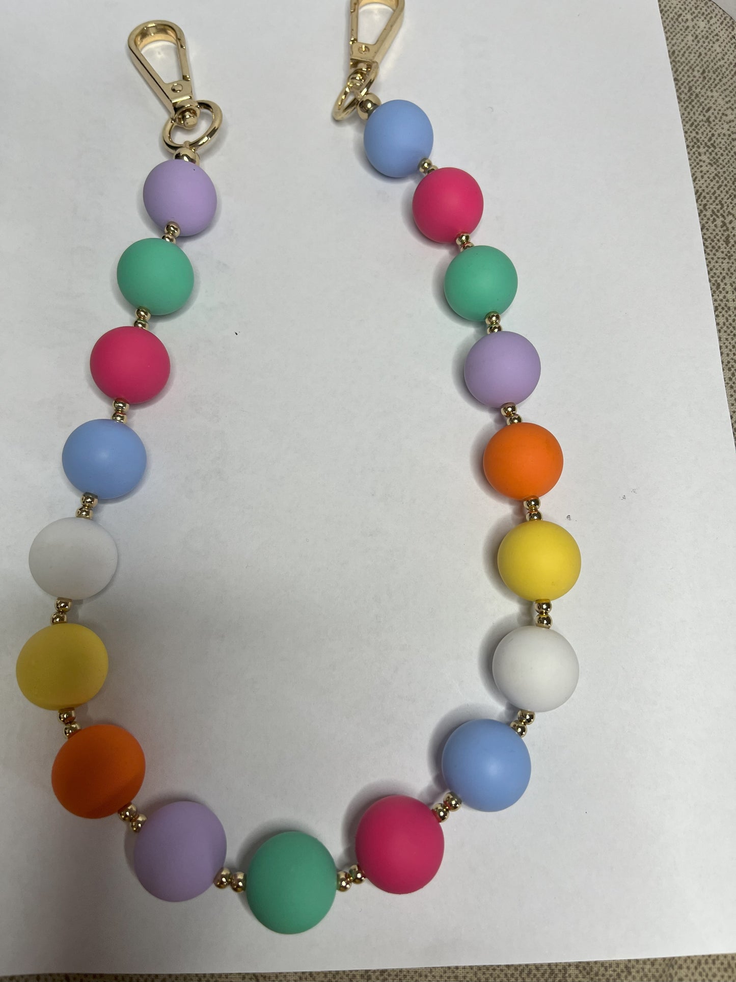 Accessorio multifunzione Color Pop Style con sfere multicolore e dettagli dorati, utilizzabile come collana, tracolla per borsa o accessorio decorativo