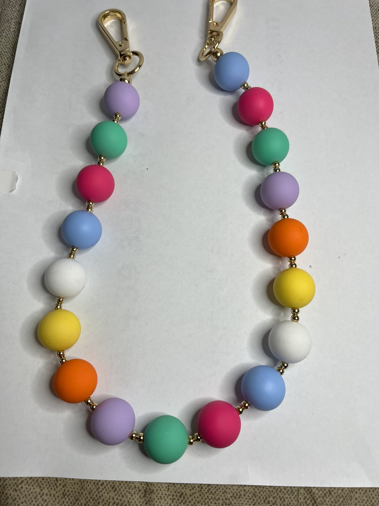 Accessorio multifunzione Color Pop Style con sfere multicolore e dettagli dorati, utilizzabile come collana, tracolla per borsa o accessorio decorativo