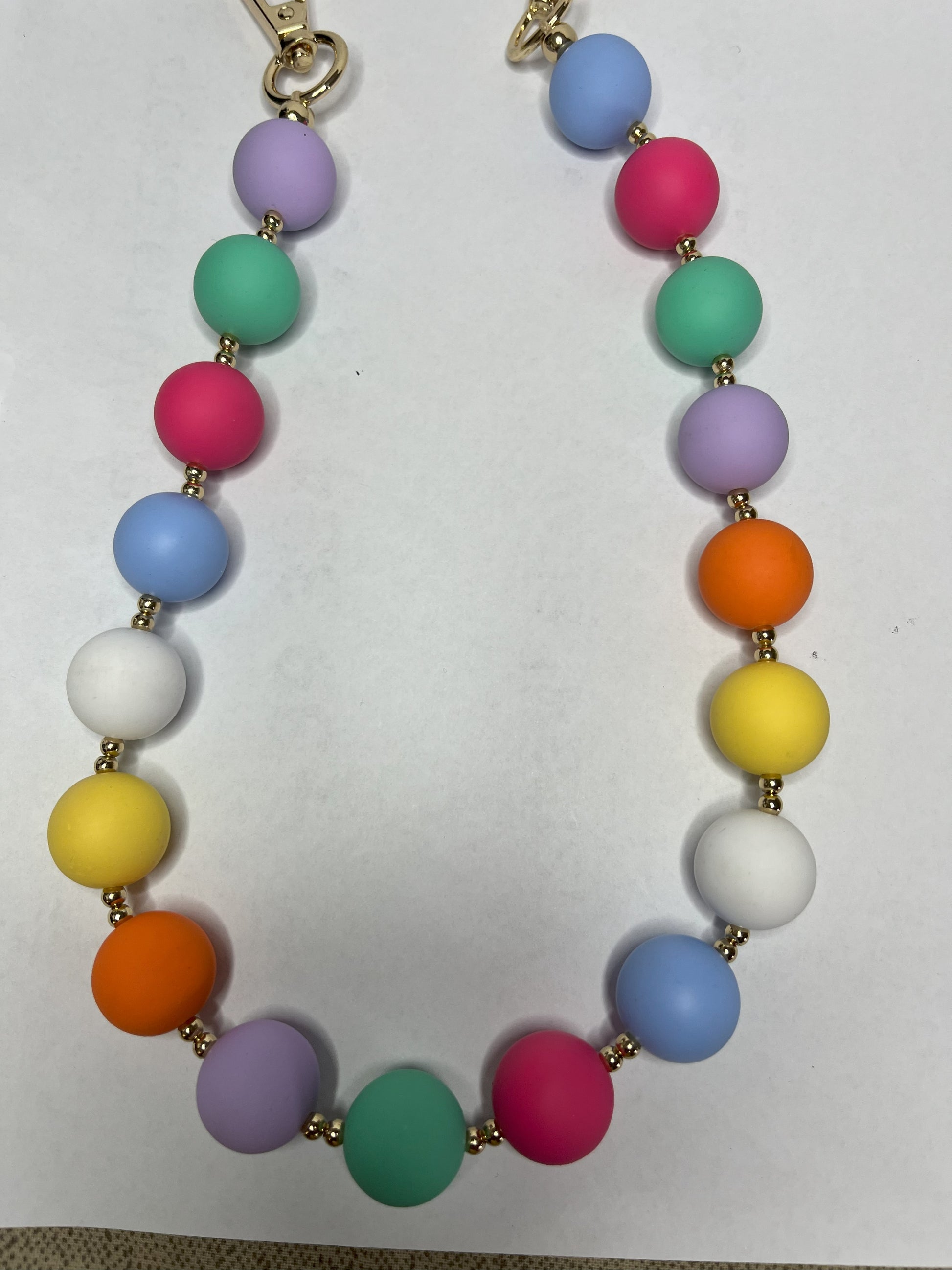 Accessorio multifunzione Color Pop Style con sfere multicolore e dettagli dorati, utilizzabile come collana, tracolla per borsa o accessorio decorativo