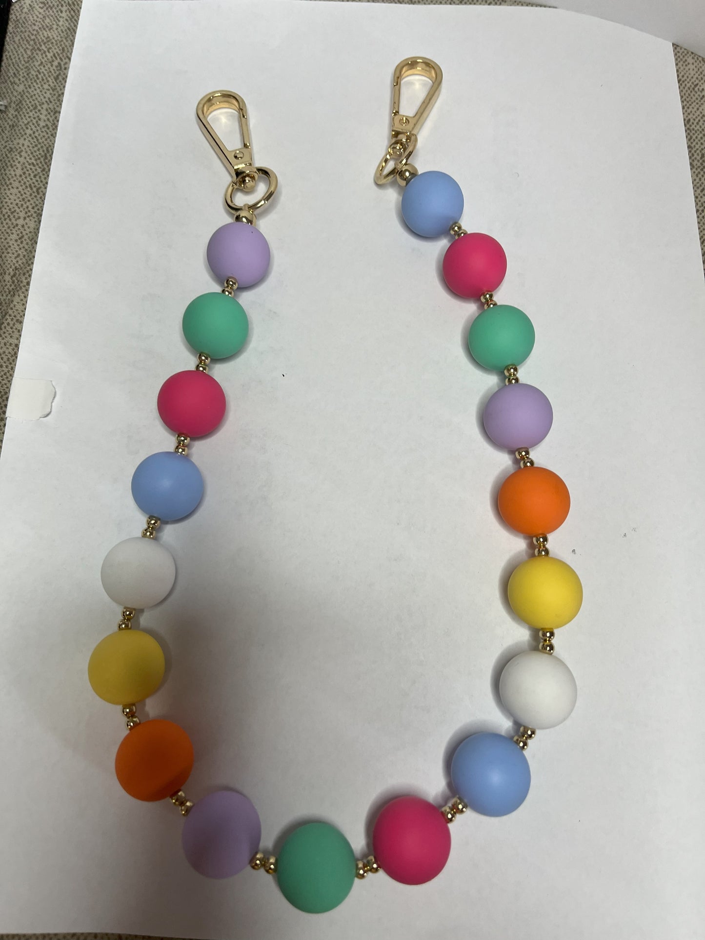 Accessorio multifunzione Color Pop Style con sfere multicolore e dettagli dorati, utilizzabile come collana, tracolla per borsa o accessorio decorativo