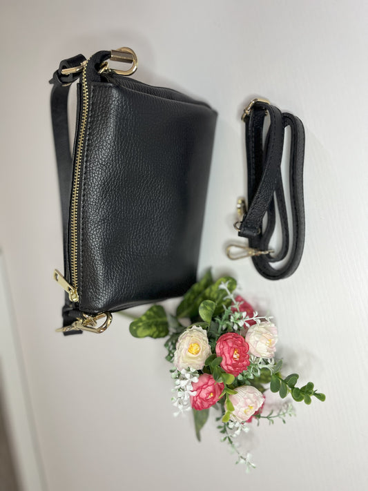 Elegante borsa crossbody nera in pelle martellata con finiture dorate e tracolla regolabile