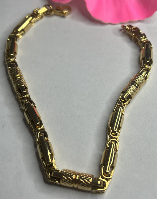 Golden Pattern Bracelet placcato oro con design geometrico a maglie rettangolari decorative su sfondo neutro