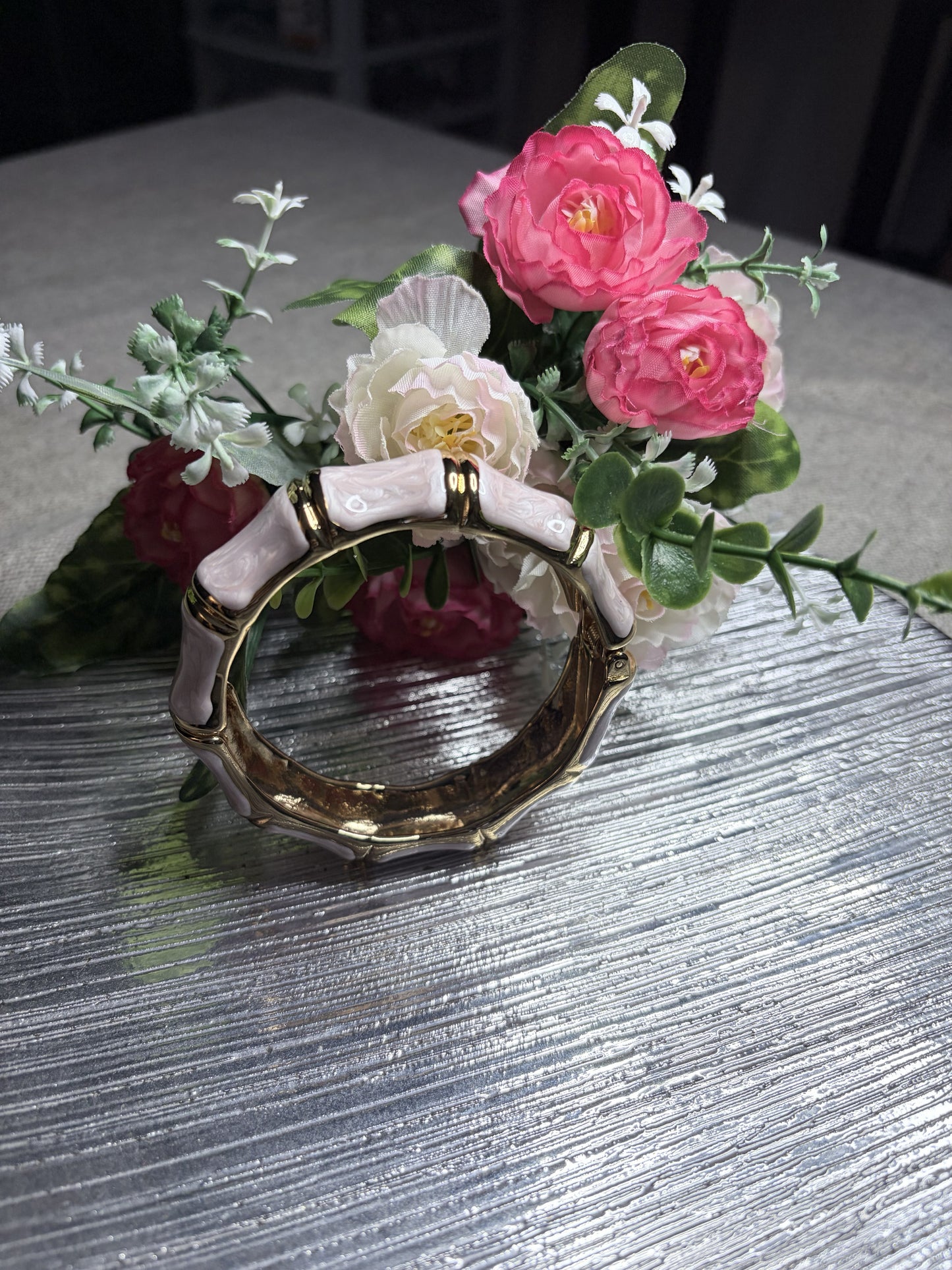 Bracciale rigido bambù smaltato rosa cipria con bordi dorati