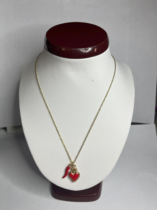 Collana Love Charm con catena dorata e doppio pendente a forma di cuore e cornetto portafortuna, disponibile in vari colori
