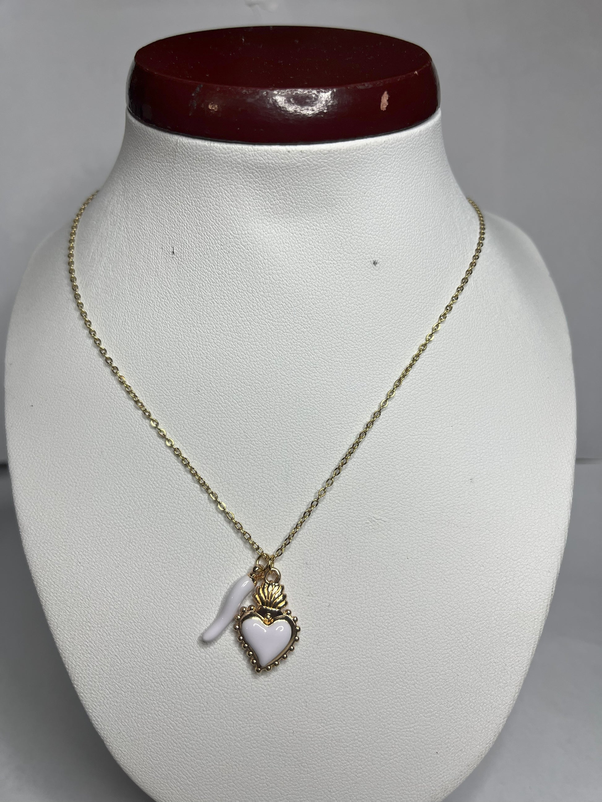 Collana Love Charm con catena dorata e doppio pendente a forma di cuore e cornetto portafortuna, disponibile in vari colori